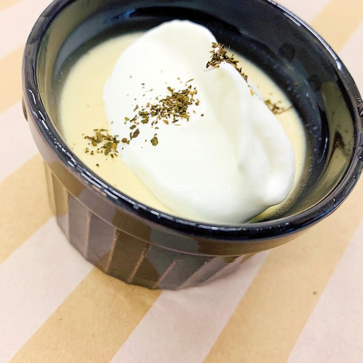 ほうじ茶プリン（生クリームのせ）